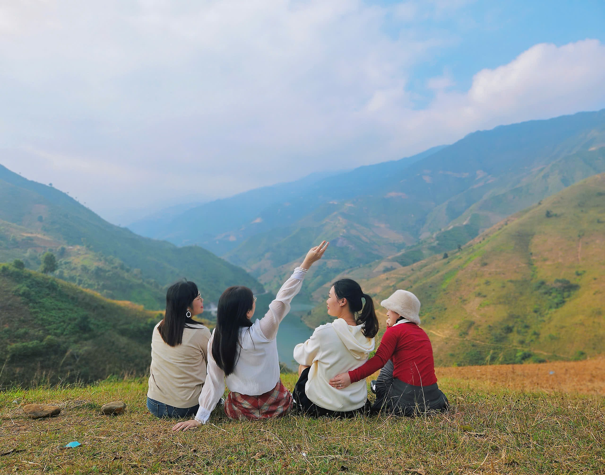 Việt Nam có 1 "ngôi làng trên mây" nằm ở độ cao hơn 2.800m, đẹp ngỡ “chốn bồng lai”, hiện đã vào mùa đẹp nhất: Hút nườm nượp người đến săn mây - Ảnh 12.