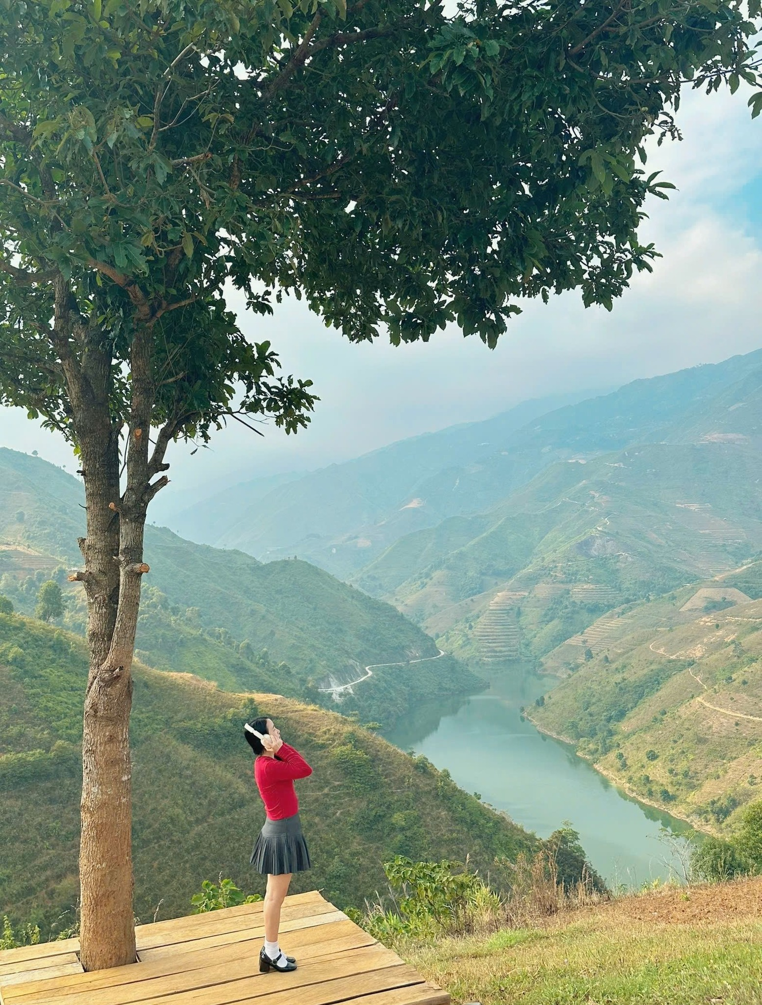 Việt Nam có 1 "ngôi làng trên mây" nằm ở độ cao hơn 2.800m, đẹp ngỡ “chốn bồng lai”, hiện đã vào mùa đẹp nhất: Hút nườm nượp người đến săn mây - Ảnh 13.