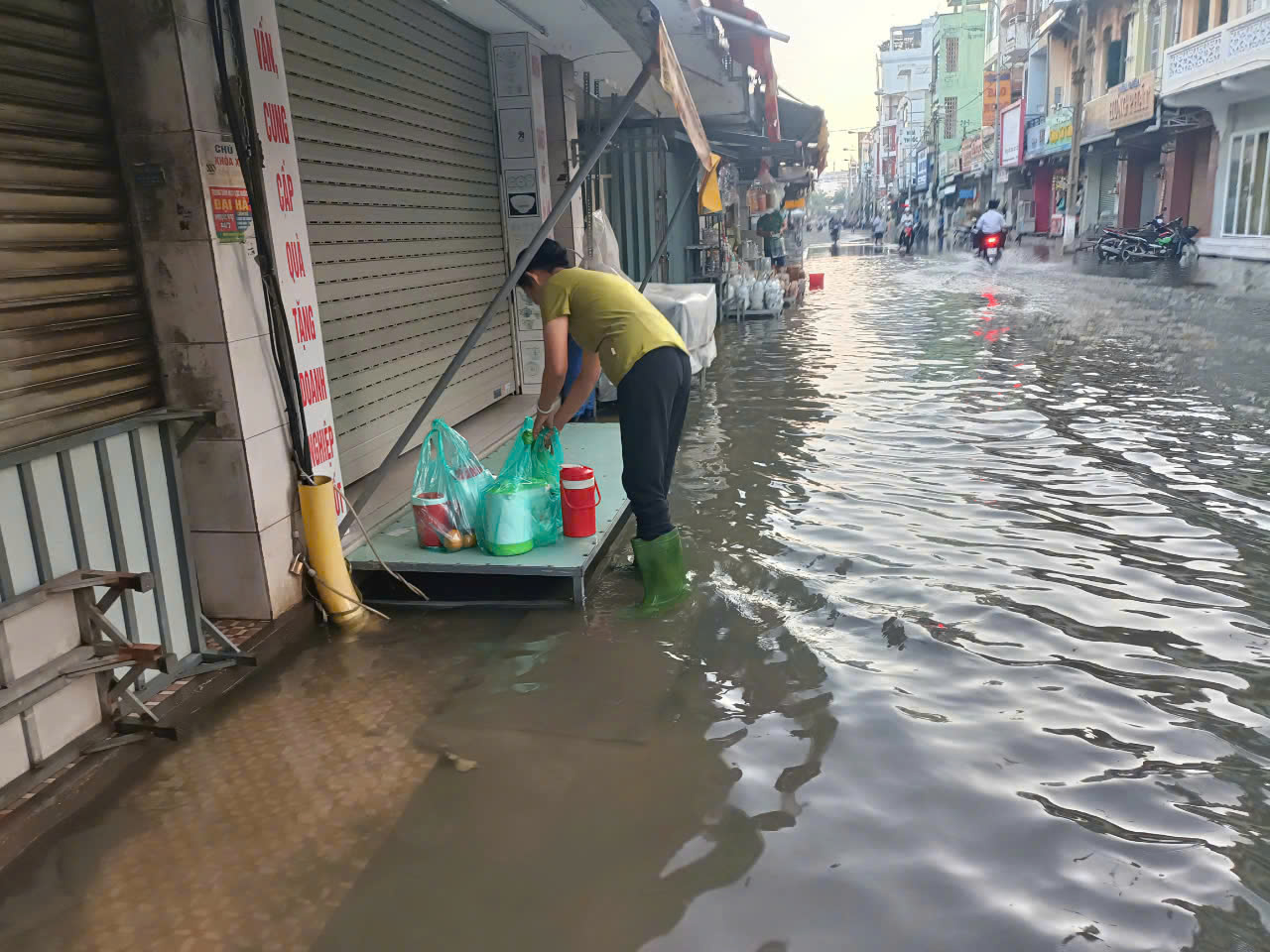 Hình ảnh "khác lạ" tại chợ Thủ Dầu Một trong sáng 18-11 - Ảnh 4.