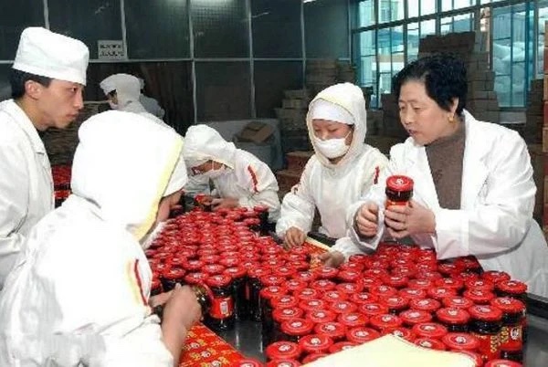 Người phụ nữ m&ugrave; chữ một tay g&acirc;y dựng đế chế tỉ đ&ocirc;, 72 tuổi vẫn phải nai lưng vực dậy c&ocirc;ng ty đang ch&igrave;m trong khủng hoảng- Ảnh 2.