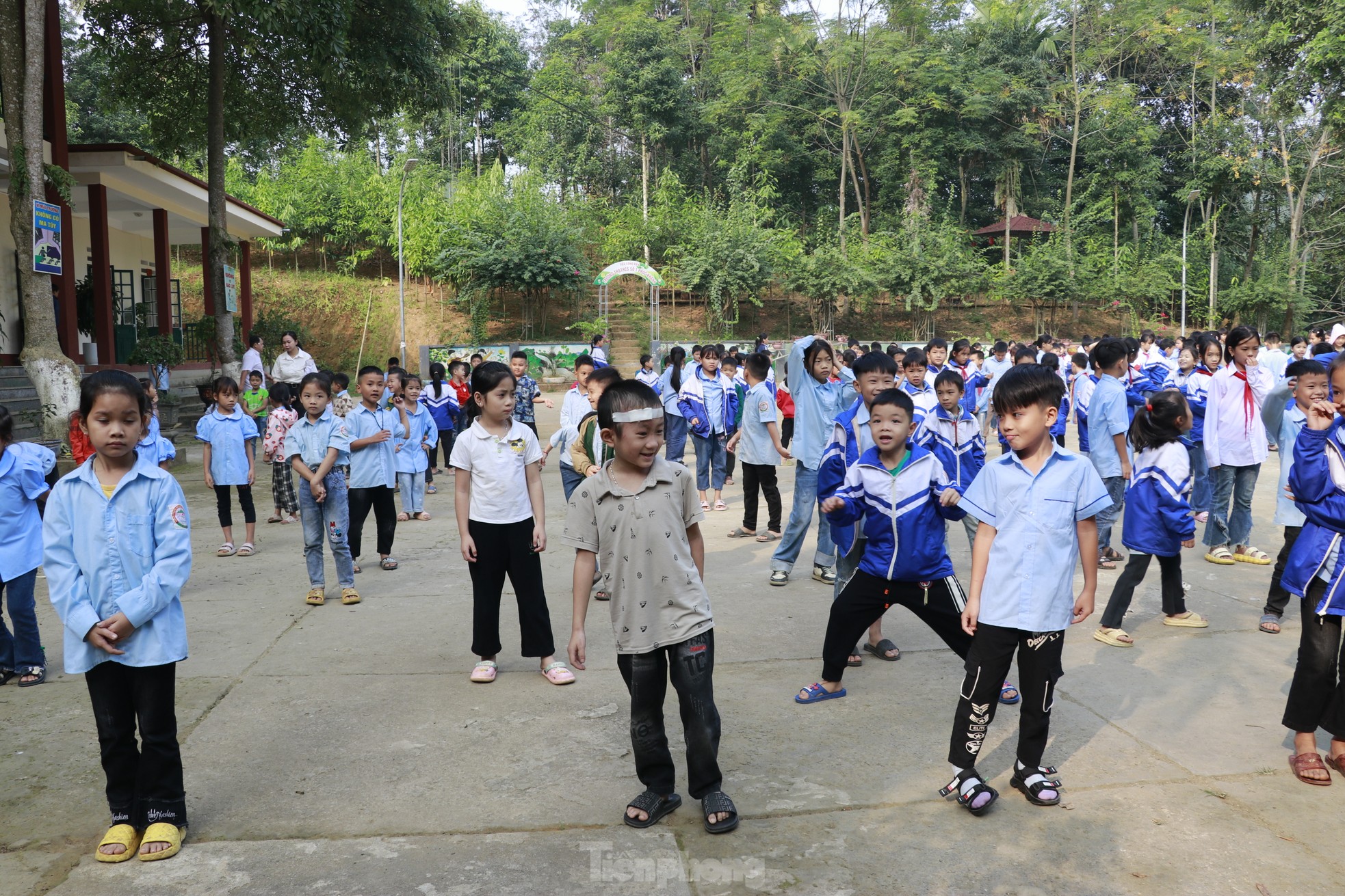 Những em bé Làng Nủ trở lại trường sau bão lũ - Ảnh 13.