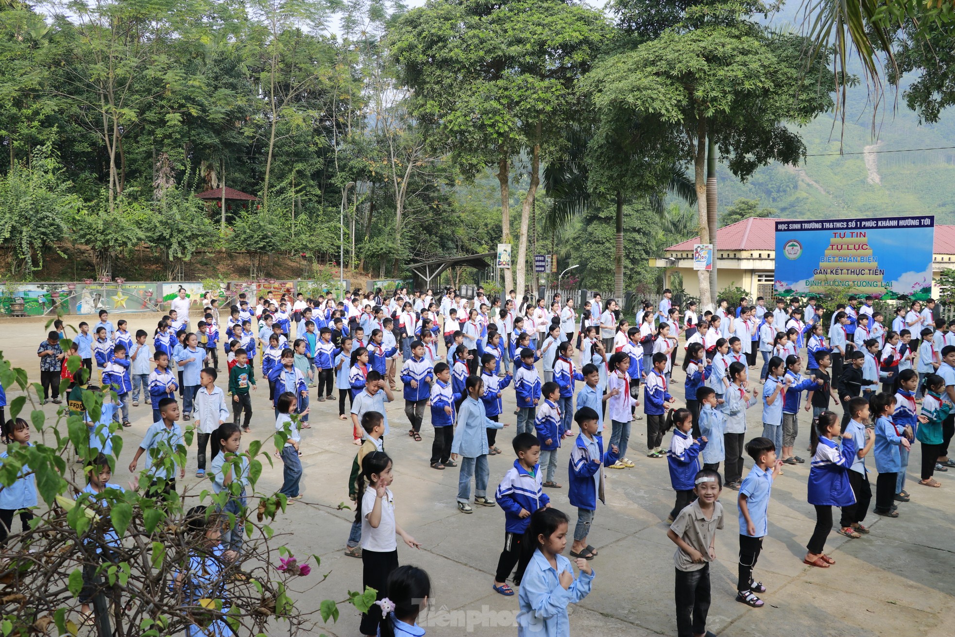 Những em bé Làng Nủ trở lại trường sau bão lũ - Ảnh 5.