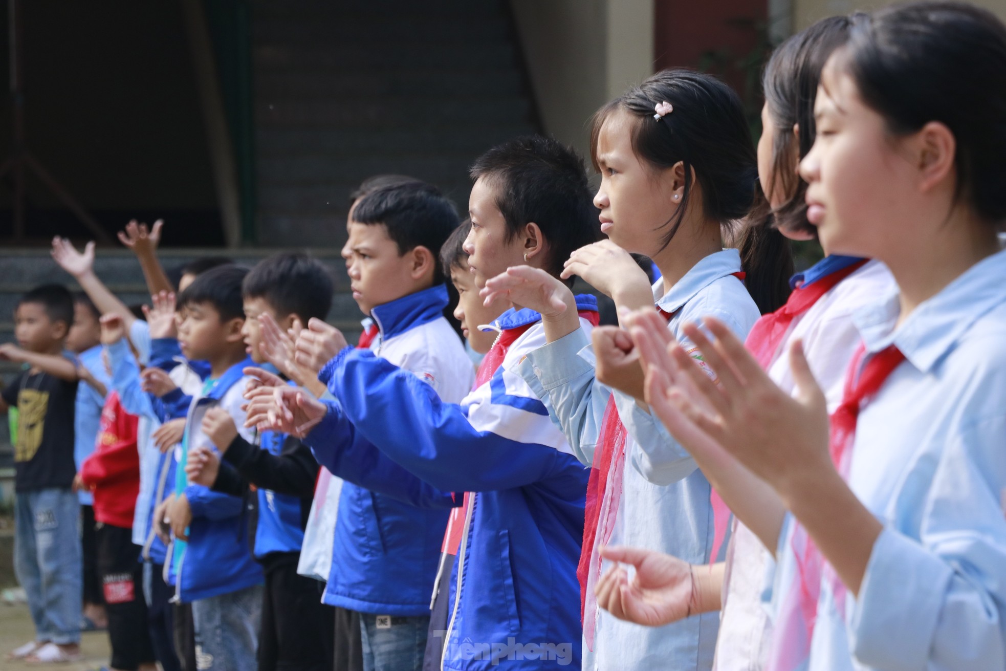 Những em bé Làng Nủ trở lại trường sau bão lũ - Ảnh 6.