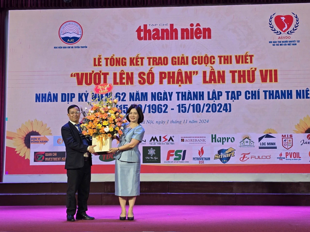 Lễ tổng kết, trao giải cuộc thi viết 'Vượt l&ecirc;n số phận' lần VII- Ảnh 3.