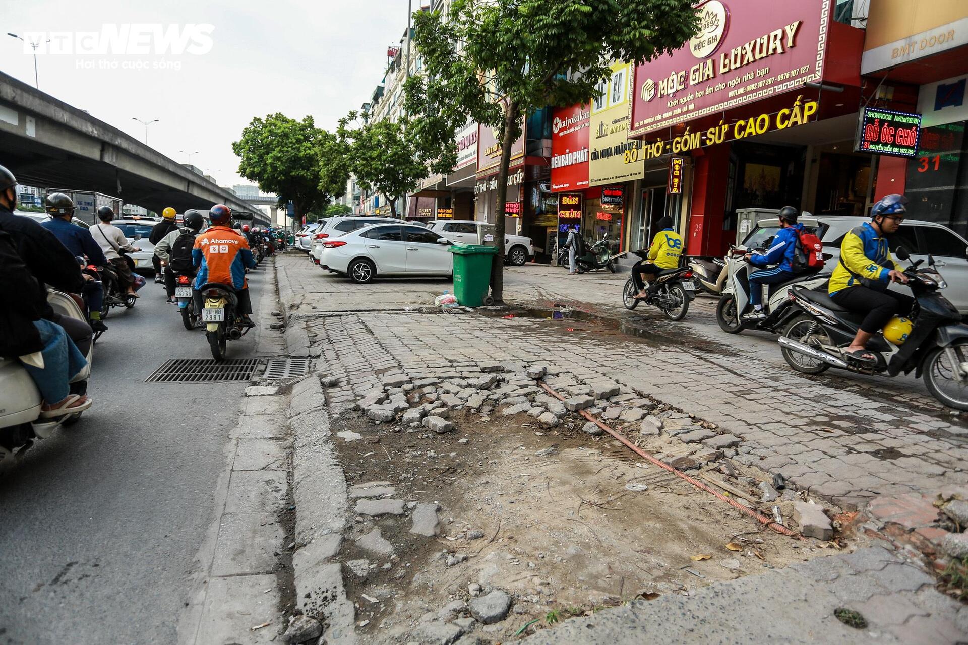 Cận cảnh 500m vỉa hè 'nát tươm' sắp được chi hơn 29 tỷ đồng để cải tạo ở Hà Nội- Ảnh 4.