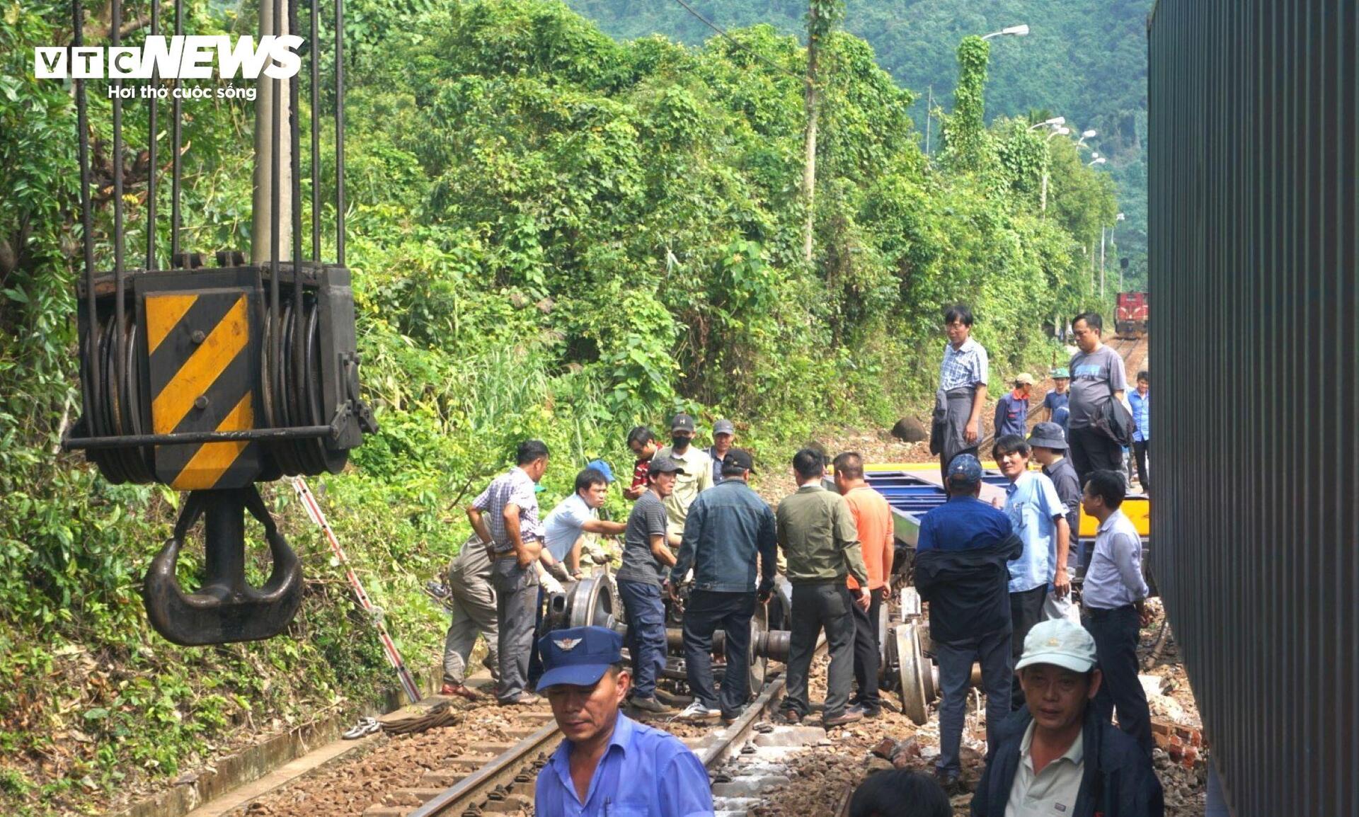 Sự cố tàu trật bánh đèo Hải Vân gây ách tắc đường sắt Bắc - Nam - Ảnh 7.