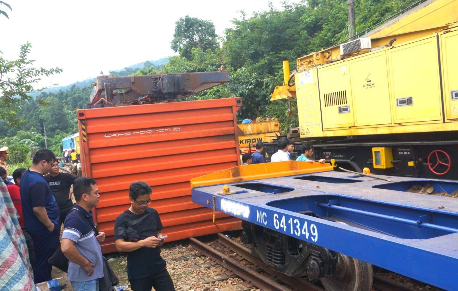 Sự cố tàu trật bánh đèo Hải Vân gây ách tắc đường sắt Bắc - Nam - Ảnh 2.