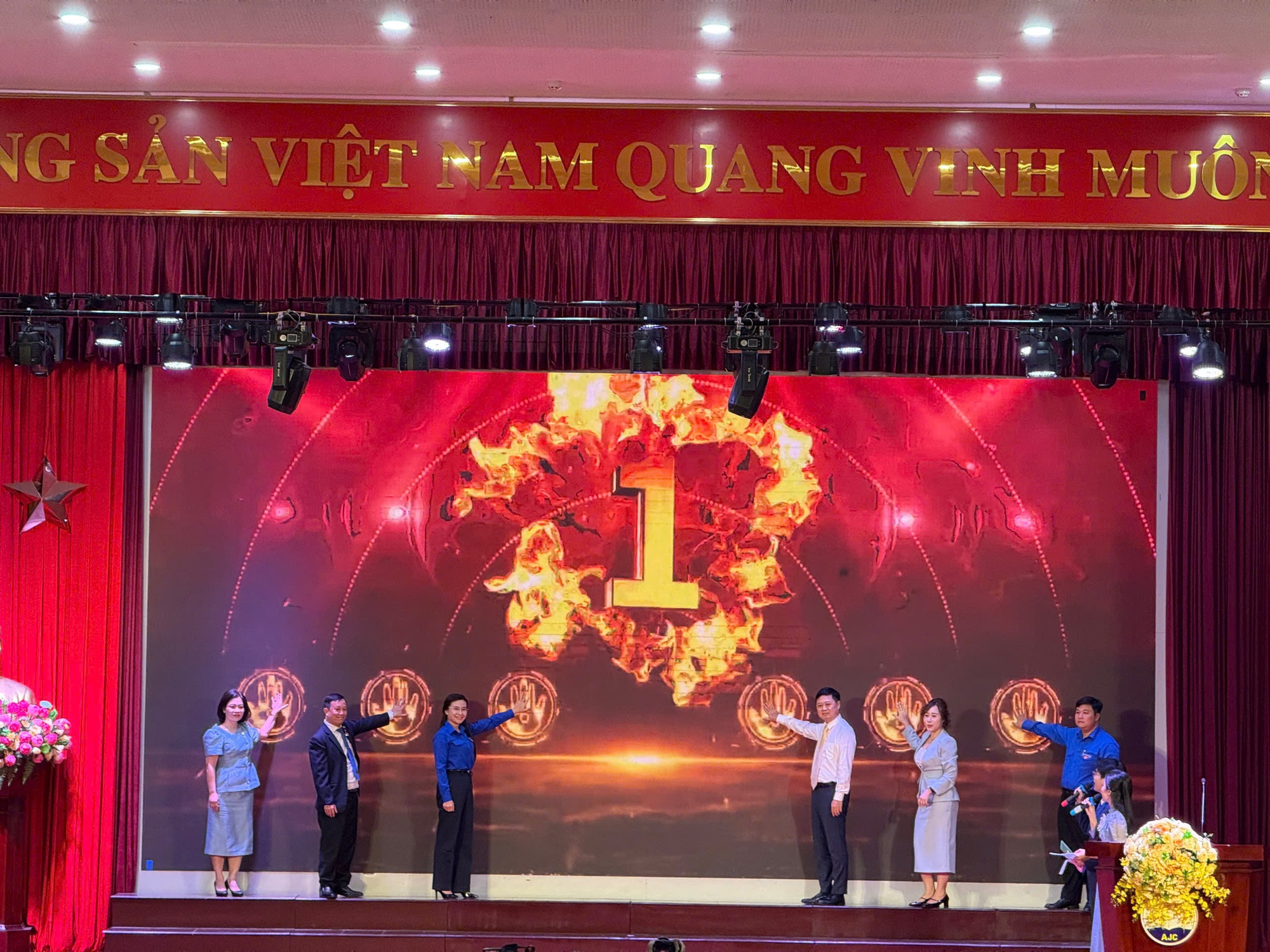 Lễ tổng kết, trao giải cuộc thi viết 'Vượt l&ecirc;n số phận' lần VII- Ảnh 21.