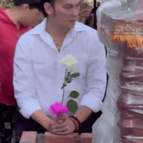 X&oacute;t xa h&igrave;nh ảnh NSƯT Kim Tiểu Long cầm hoa trắng tiễn biệt con g&aacute;i nu&ocirc;i lần cuối- Ảnh 1.