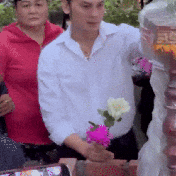 X&oacute;t xa h&igrave;nh ảnh NSƯT Kim Tiểu Long cầm hoa trắng tiễn biệt con g&aacute;i nu&ocirc;i lần cuối- Ảnh 2.