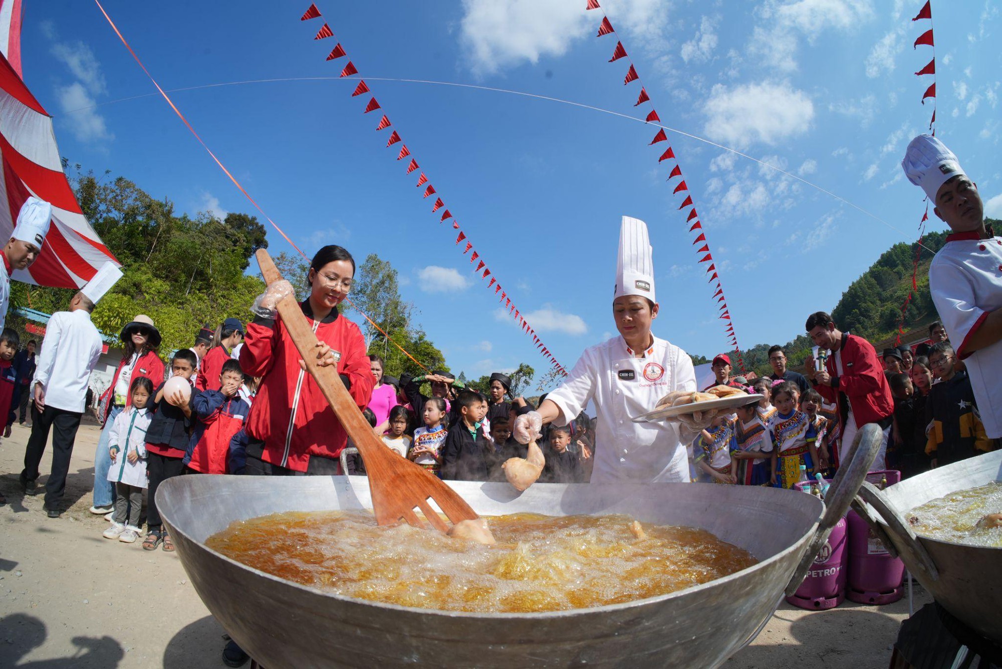 CHIN-SU mang chảo cơm có thịt đặc biệt lên vùng cao “tiếp sức học trò, tiếp lửa thầy cô” nhân dịp 20/11 - Ảnh 2.