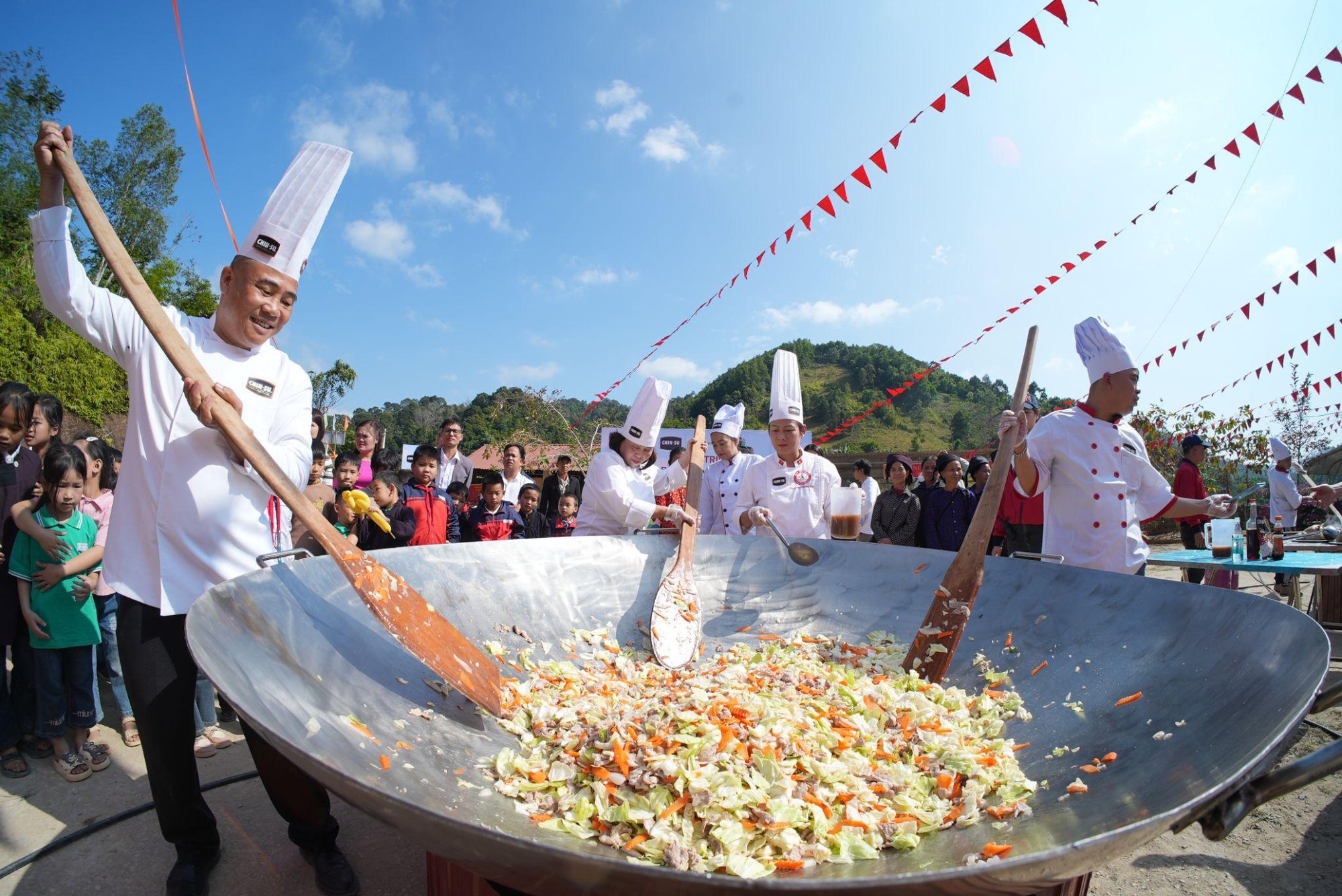 CHIN-SU mang chảo cơm có thịt đặc biệt lên vùng cao “tiếp sức học trò, tiếp lửa thầy cô” nhân dịp 20/11 - Ảnh 3.