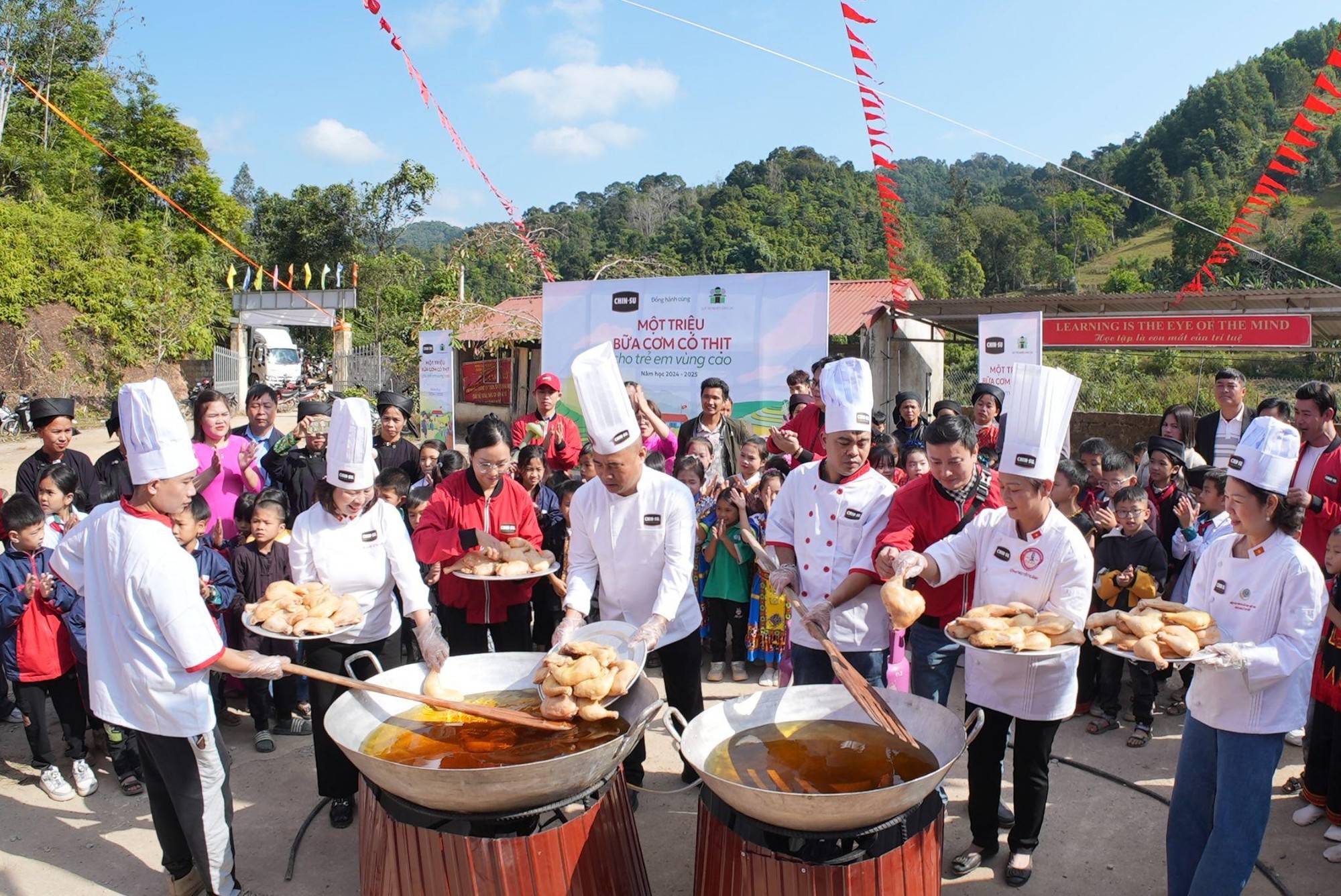 CHIN-SU mang chảo cơm có thịt đặc biệt lên vùng cao “tiếp sức học trò, tiếp lửa thầy cô” nhân dịp 20/11 - Ảnh 4.