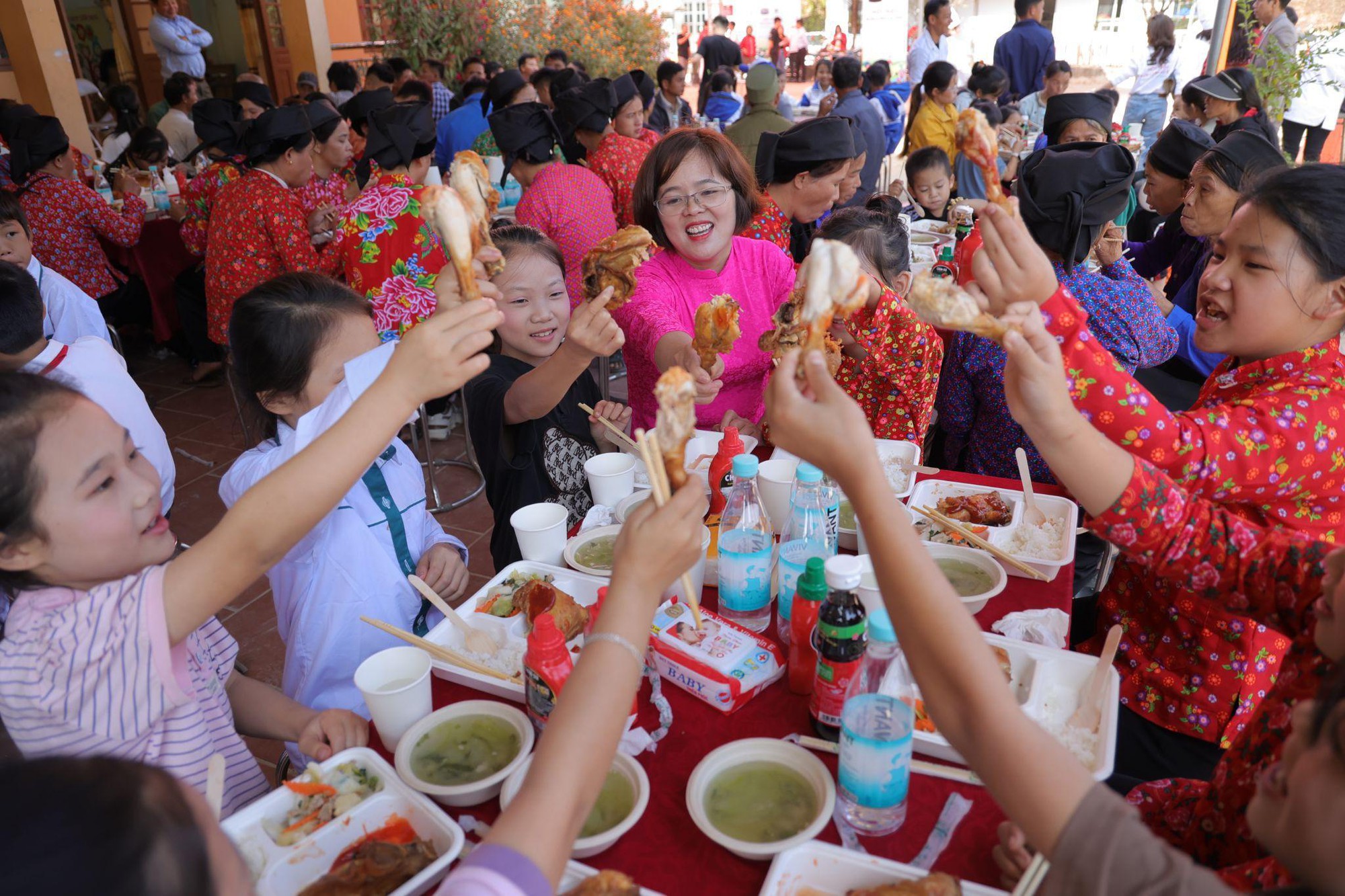 CHIN-SU mang chảo cơm có thịt đặc biệt lên vùng cao “tiếp sức học trò, tiếp lửa thầy cô” nhân dịp 20/11 - Ảnh 6.