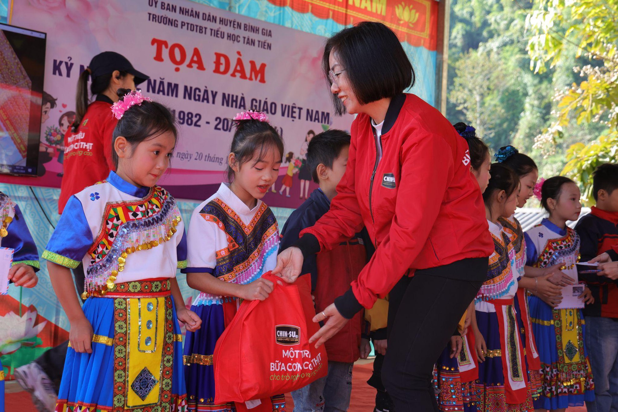 CHIN-SU mang chảo cơm có thịt đặc biệt lên vùng cao “tiếp sức học trò, tiếp lửa thầy cô” nhân dịp 20/11 - Ảnh 7.