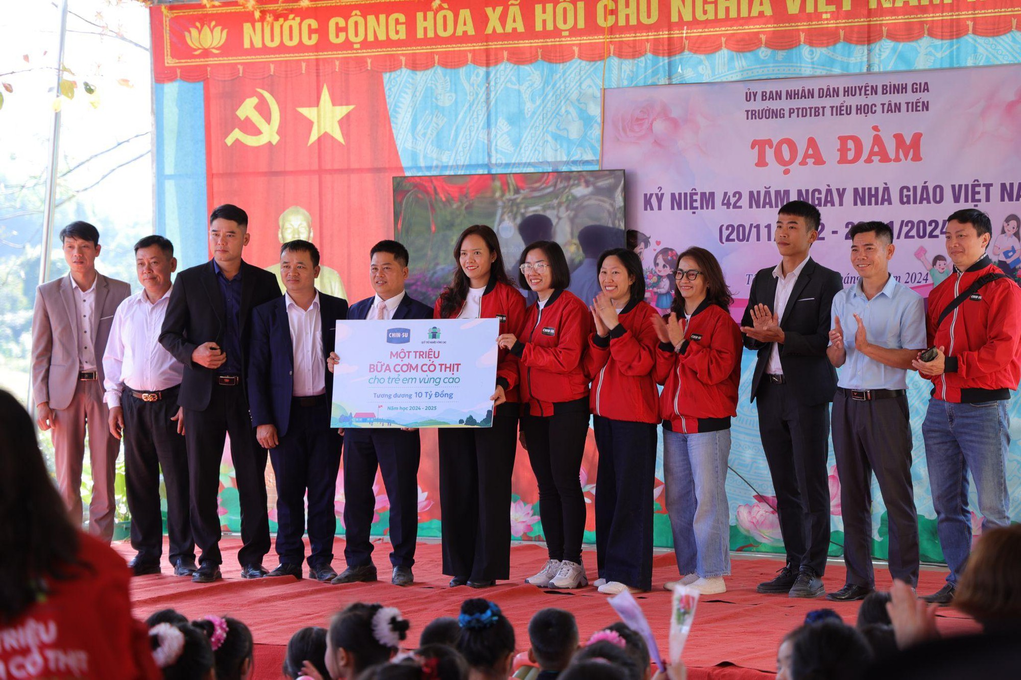 CHIN-SU mang chảo cơm có thịt đặc biệt lên vùng cao “tiếp sức học trò, tiếp lửa thầy cô” nhân dịp 20/11 - Ảnh 8.