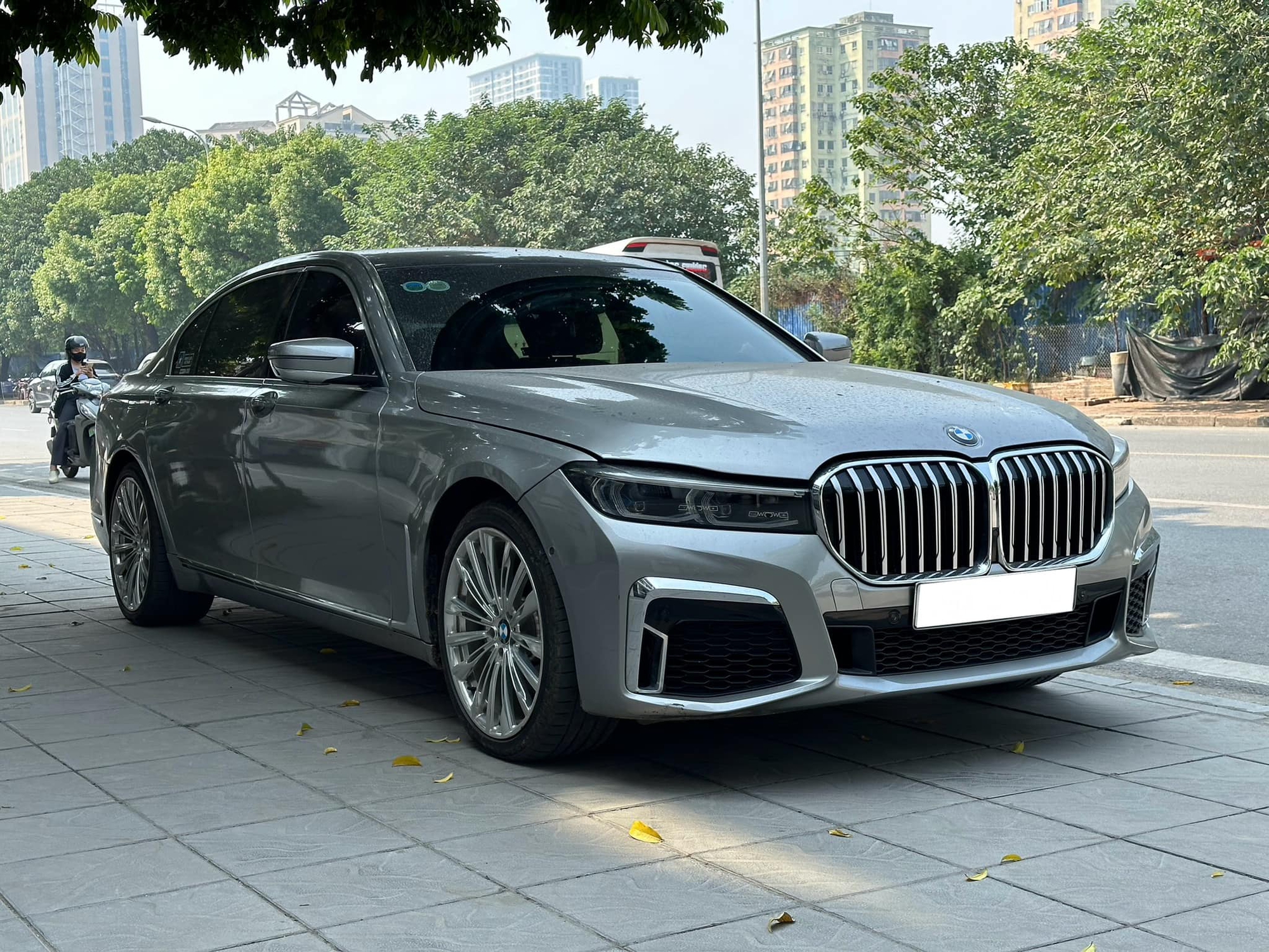 Chiếc BMW 7-Series rao bán gần 900 triệu nhưng sẽ khiến người khác tưởng rằng đi xe 3,5 tỷ chỉ nhờ 1 chi tiết - Ảnh 2.