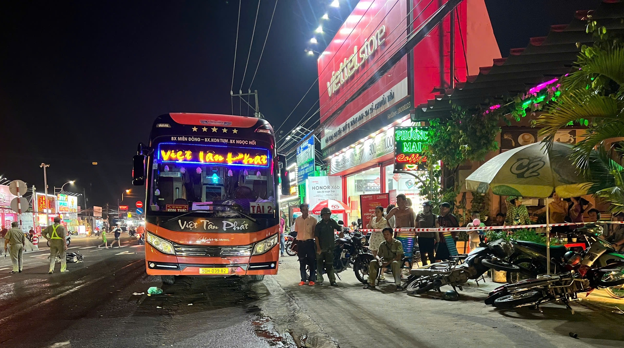 Kinh hoàng xe khách xoay 180 độ trên đường , tai nạn thương tâm - Ảnh 2.