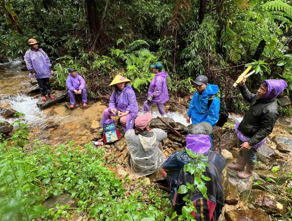 Công an cứu sống gia đình giữa dòng nước xiết ở Quảng Điền - Ảnh 3.