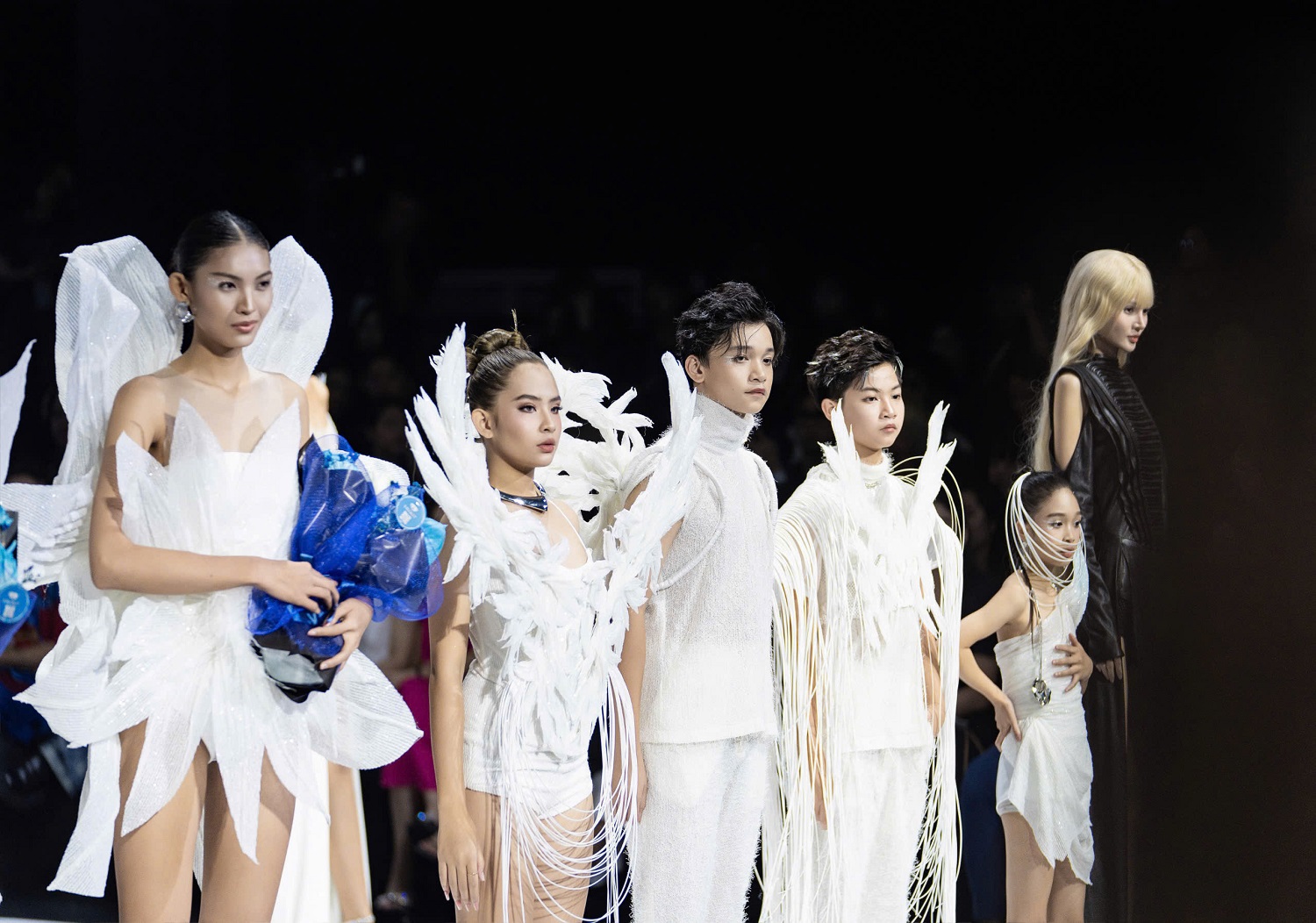 Mẫu nhí Phong Thiên catwalk tự tin cùng Thanh Hằng, Bùi Quỳnh Hoa - Ảnh 3.