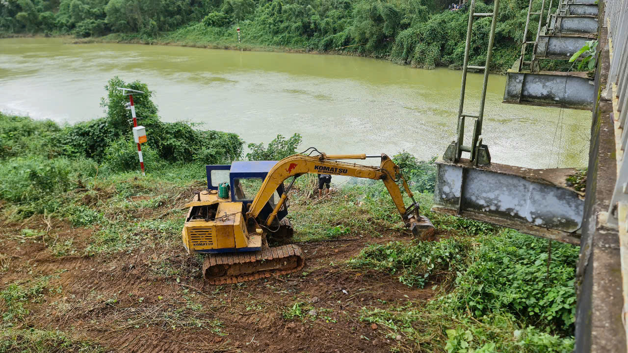 Thông tin vụ tai nạn xe rác rơi khỏi cầu treo Bình Thành ở Thừa Thiên - Huế - Ảnh 3.