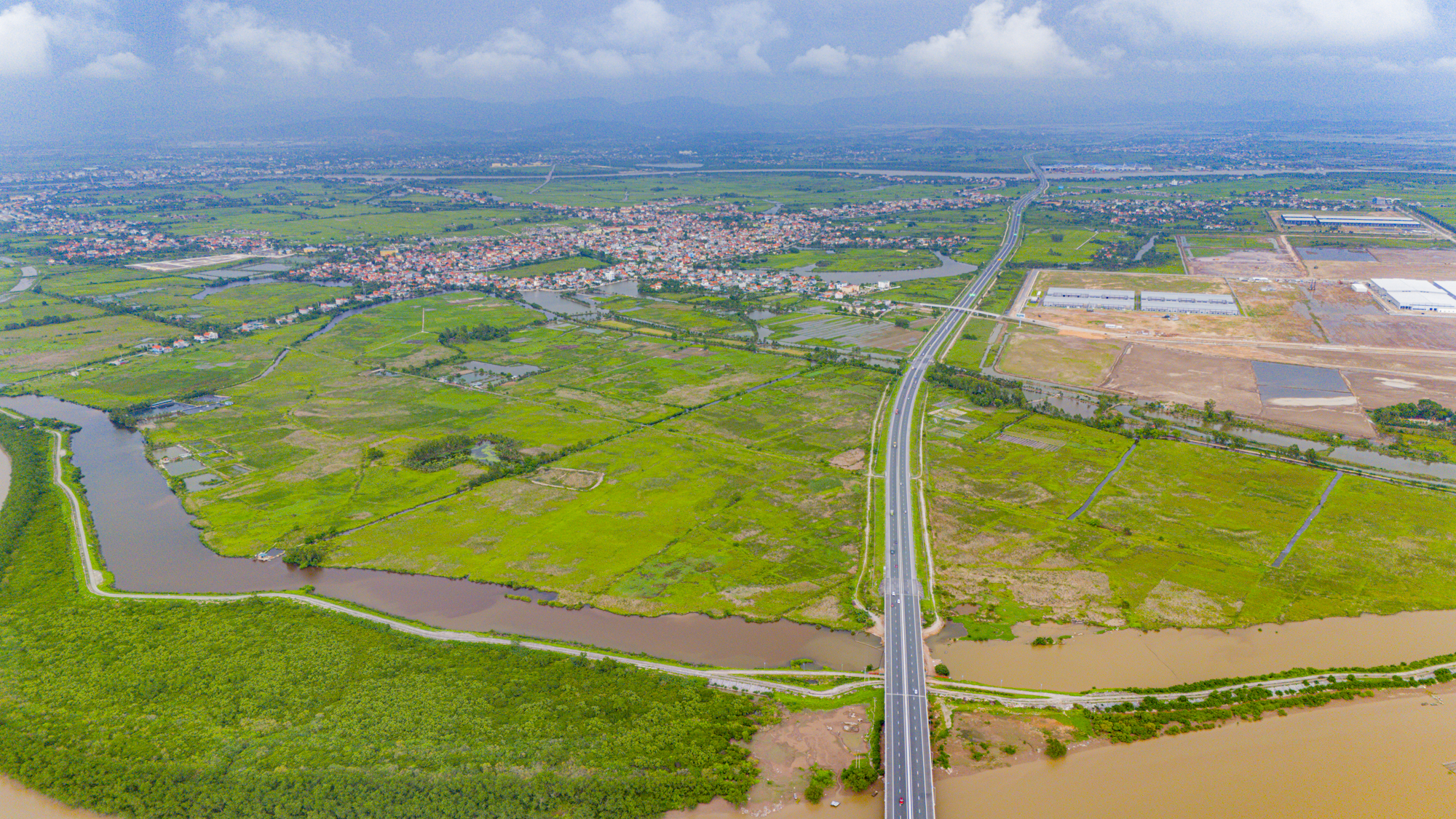 Đoạn đường chỉ dài 40 km nhưng sắp có thêm 3 thành phố: Nơi được Vingroup xây thành phố đảo, nơi hút hơn 100.000 tỷ đầu tư- Ảnh 13.