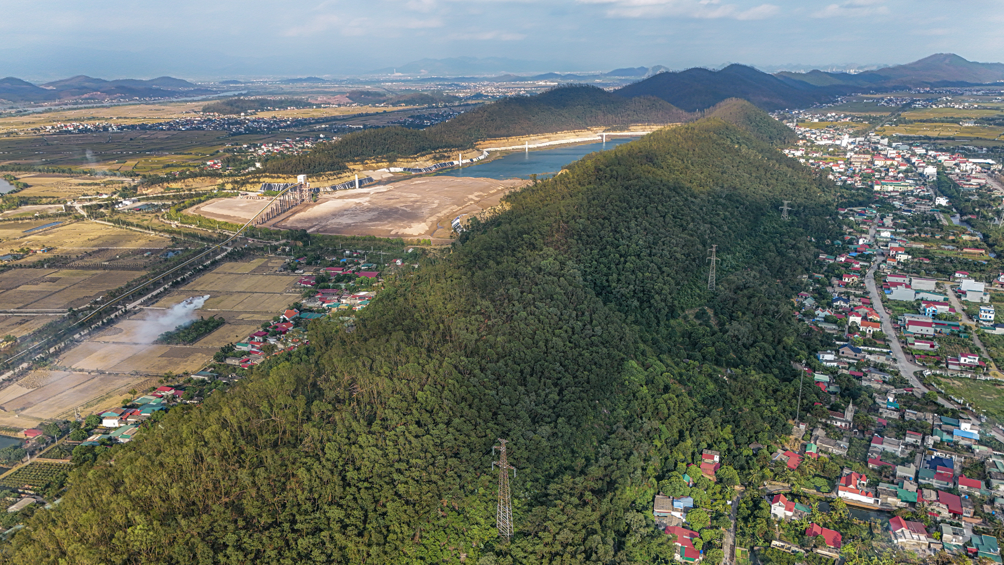 Đoạn đường chỉ dài 40 km nhưng sắp có thêm 3 thành phố: Nơi được Vingroup xây thành phố đảo, nơi hút hơn 100.000 tỷ đầu tư- Ảnh 3.