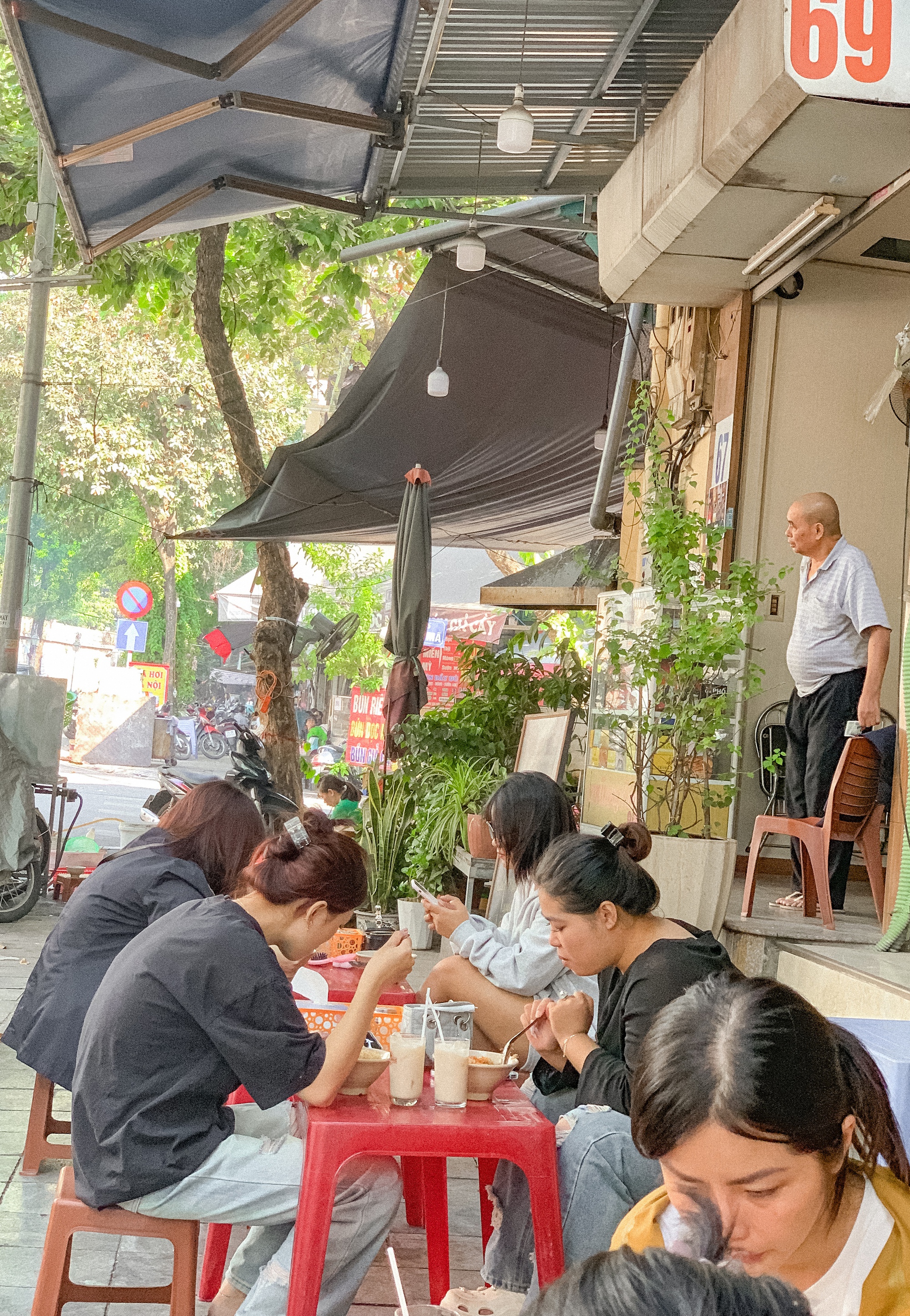 Hàng cháo sườn phố cổ Hà Nội được xem như "huyền thoại": Có ruốc nấm cực cuốn, thời tiết này ăn là chuẩn bài - Ảnh 4.