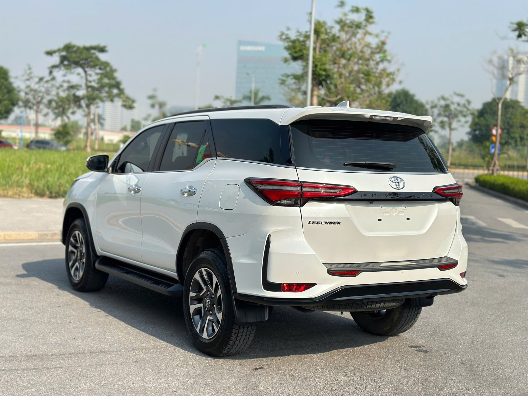 Đại lý báo Toyota Fortuner Legender thêm bản máy xăng tại Việt Nam: Đắt hơn máy dầu 5-45 triệu, bán ra tháng sau cạnh tranh Everest- Ảnh 2.