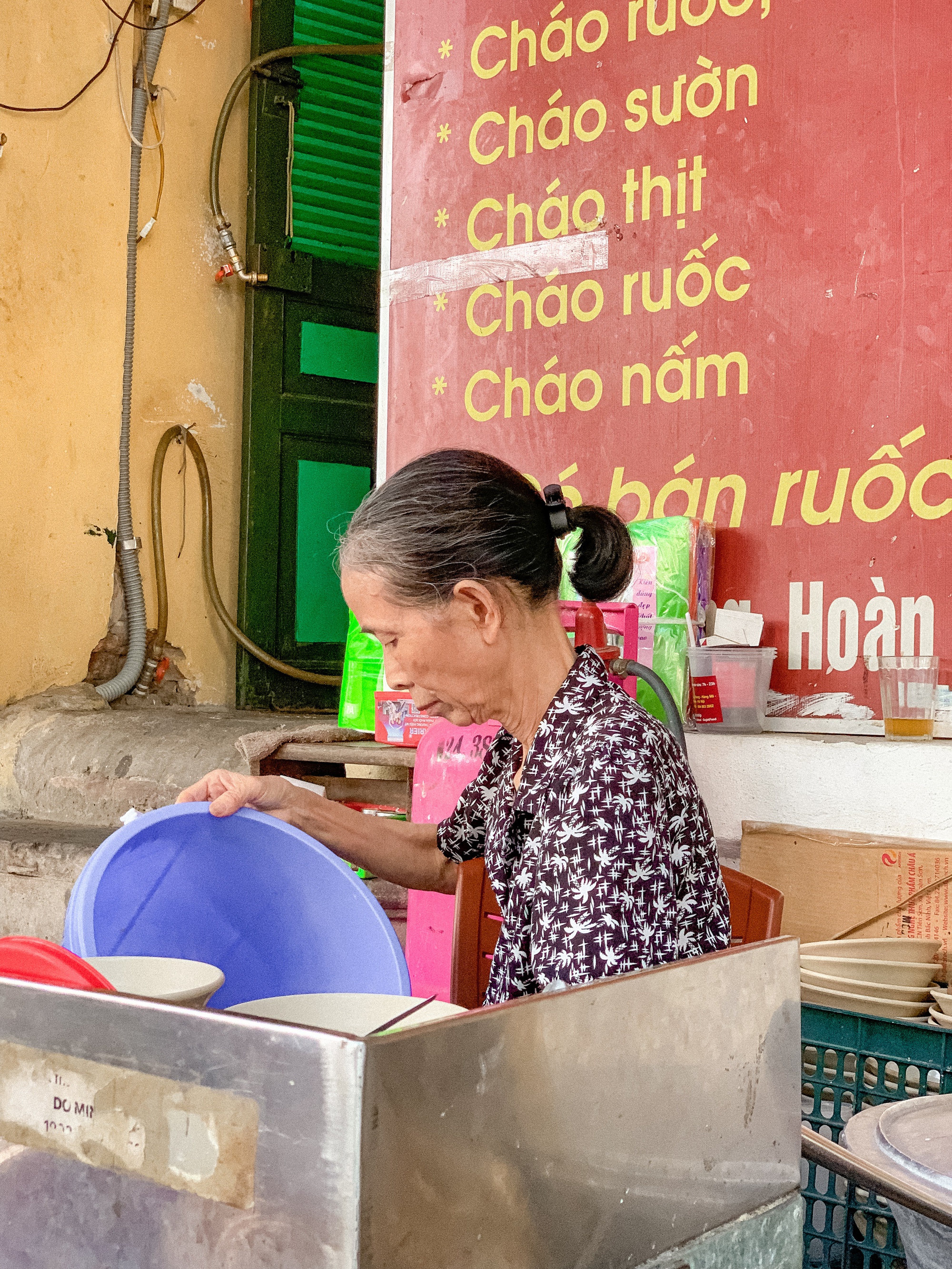 Hàng cháo sườn phố cổ Hà Nội được xem như "huyền thoại": Có ruốc nấm cực cuốn, thời tiết này ăn là chuẩn bài - Ảnh 5.