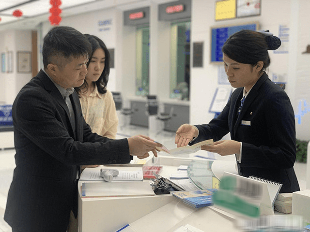 Người phụ nữ gửi tiết kiệm 7,3 tỷ đồng đến khi r&uacute;t tiền c&ograve;n đ&uacute;ng 0 đồng, nh&acirc;n vi&ecirc;n ng&acirc;n h&agrave;ng n&oacute;i: Phải chờ th&ecirc;m 20 năm nữa mới lấy được đủ - Ảnh 2.