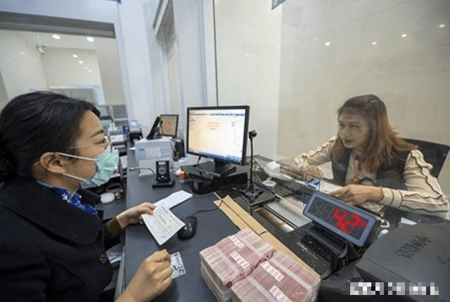 Người phụ nữ gửi tiết kiệm 7,3 tỷ đồng đến khi r&uacute;t tiền c&ograve;n đ&uacute;ng 0 đồng, nh&acirc;n vi&ecirc;n ng&acirc;n h&agrave;ng n&oacute;i: Phải chờ th&ecirc;m 20 năm nữa mới lấy được đủ - Ảnh 1.