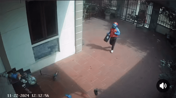 Camera ghi lại hành động khó tin của shipper khi giao hàng nhưng không có ai ở nhà - Ảnh 1. Camera ghi lại hành động khó tin của shipper khi giao hàng nhưng không có ai ở nhà - Ảnh 1.