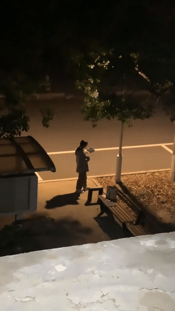 Đứng một m&igrave;nh ngo&agrave;i đường giữa đ&ecirc;m khuya, nữ sinh l&agrave;m h&agrave;nh động khiến nhiều người &aacute;p lực- Ảnh 1.