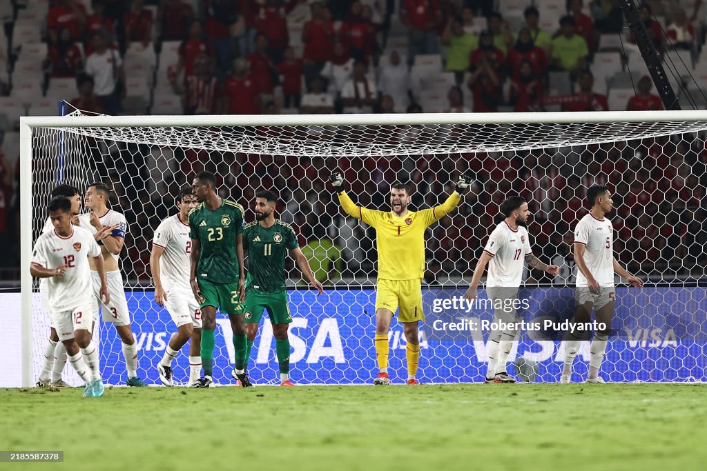 AFF Cup: Indonesia lên kế hoạch gọi ngôi sao từng thắng Messi, HLV Kim Sang-sik thêm mối lo lớn  - Ảnh 1.