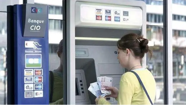 Người phụ nữ rút 35 triệu đồng nhưng ATM "nhả" gấp đôi, 1 tuần sau ngân hàng liên hệ: Cô phải đền tiền! - Ảnh 1.