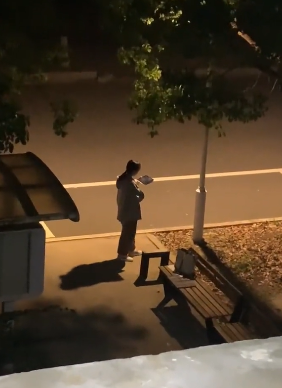 Đứng một m&igrave;nh ngo&agrave;i đường giữa đ&ecirc;m khuya, nữ sinh l&agrave;m h&agrave;nh động khiến nhiều người &aacute;p lực- Ảnh 2.