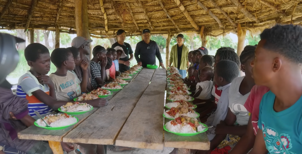 Ông Quý "khởi nghiệp" xưởng đá ở Angola nay sang lại Châu Phi giúp Quang Linh Vlogs: Bất ngờ với mức lương con trai trả cho bố- Ảnh 9.