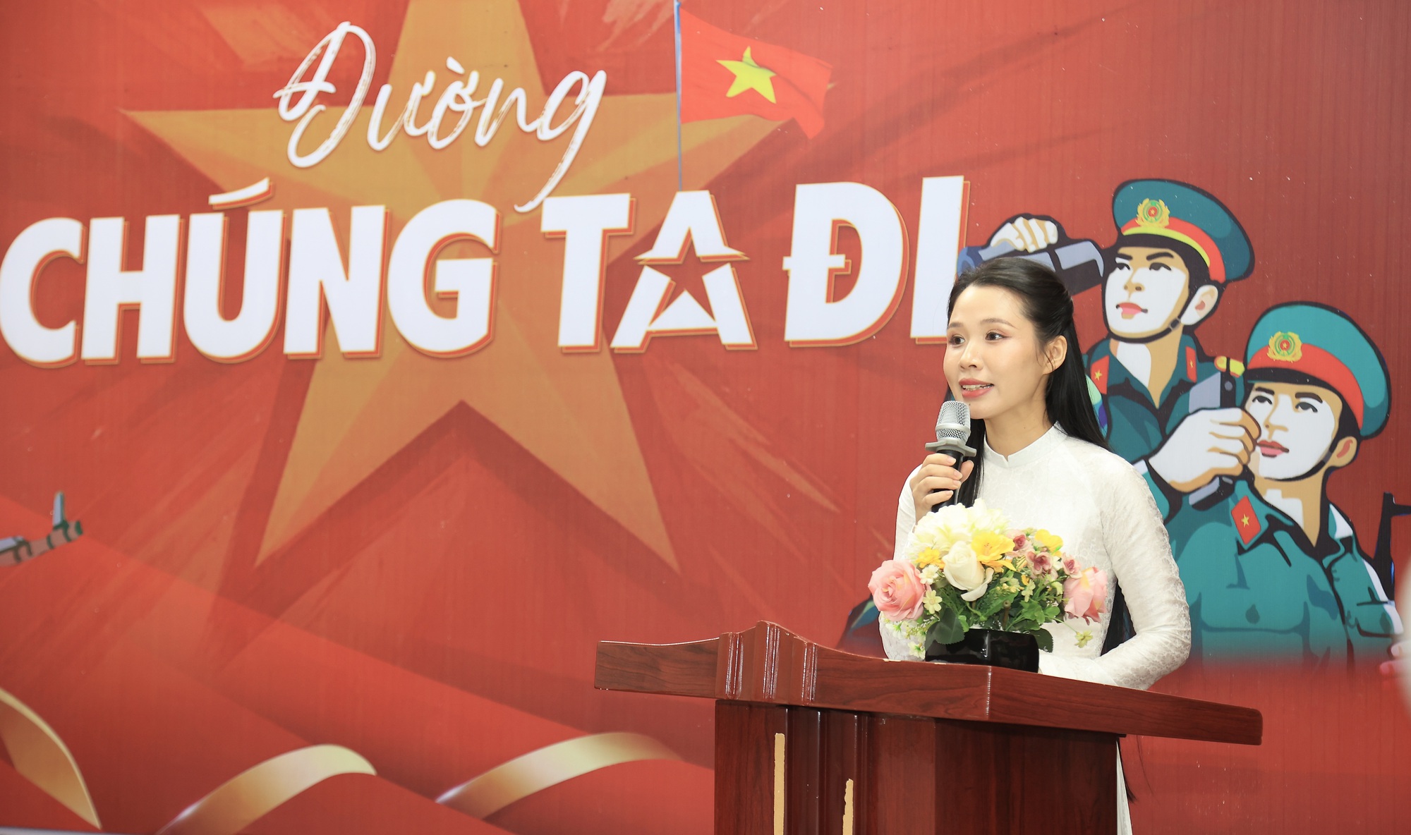 Trình diễn 6 bộ sưu tập tại show thời trang "Đường chúng ta đi" - Ảnh 1.