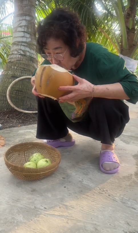 Cô gái Kiên Giang lấy chồng Hàn qua bạn thân mai mối: 15 năm sau dẫn mẹ chồng về quê mình làm 1 việc gây sốt- Ảnh 2.