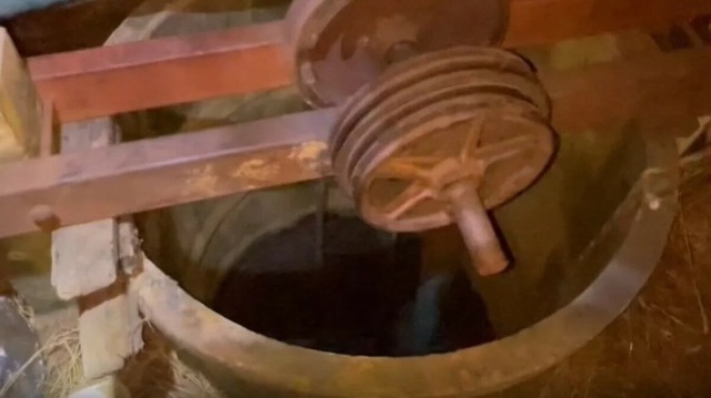 Con g&aacute;i v&agrave; con rể mất t&iacute;ch, cha tới giếng kiểm tra th&igrave; thấy cảnh đ&aacute;ng sợ - Ảnh 1.