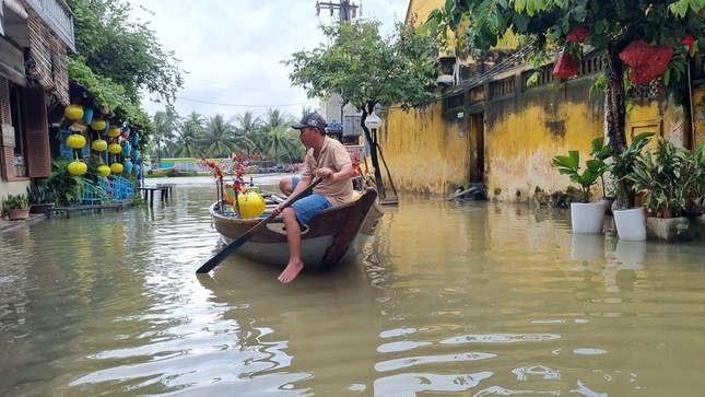 Nước lụt tràn vào phố cổ Hội An, khách Tây lội bì bõm chụp hình - Ảnh 10.