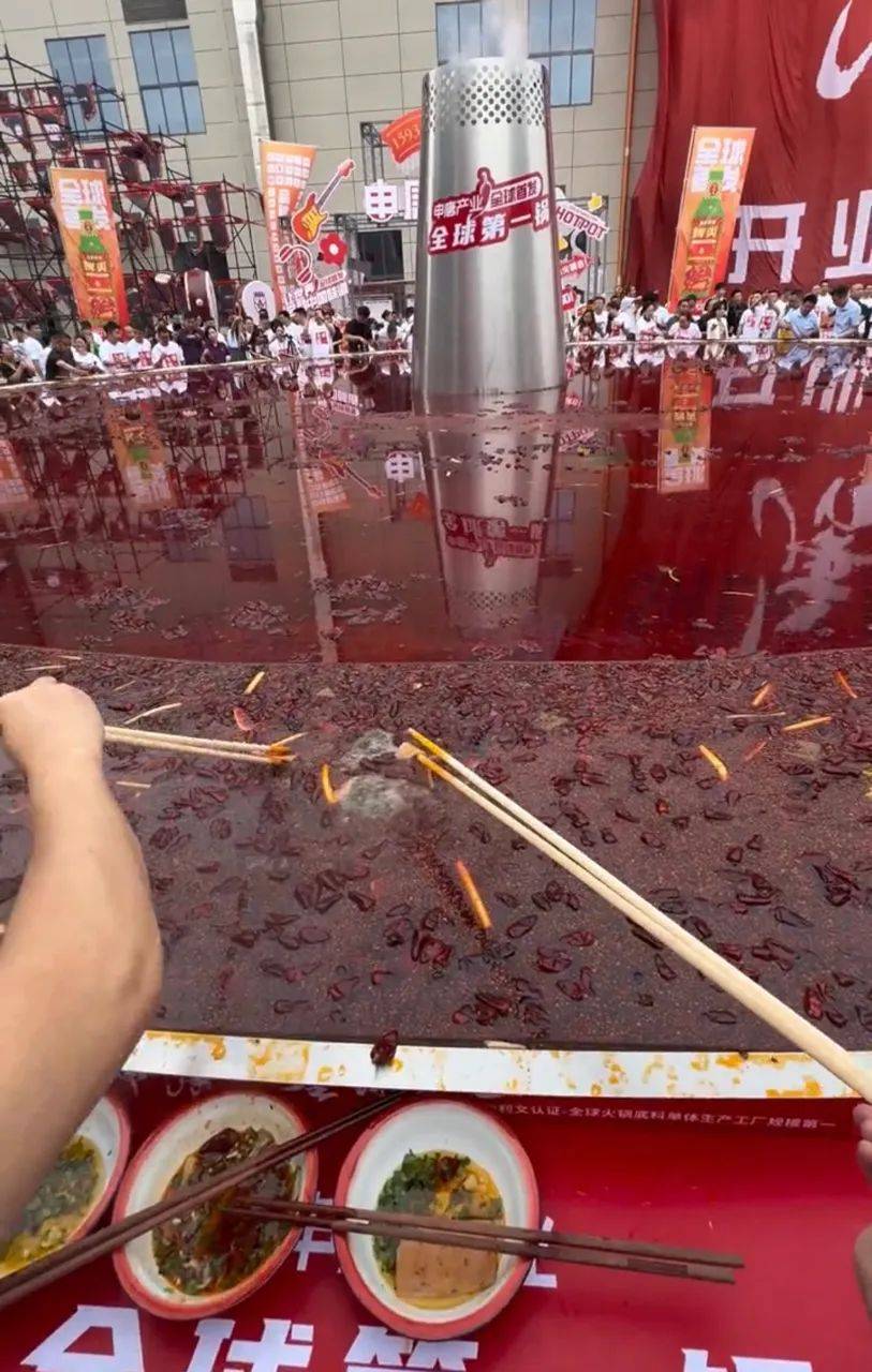 Nồi lẩu lớn nhất thế giới với 2 tấn nguy&ecirc;n liệu để ho&agrave;n th&agrave;nh: 1.000 người c&ugrave;ng thưởng thức nhưng đ&acirc;y mới l&agrave; điều khiến tất cả băn khoăn- Ảnh 3.