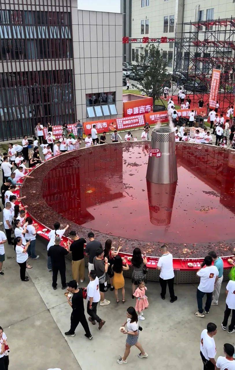 Nồi lẩu lớn nhất thế giới với 2 tấn nguy&ecirc;n liệu để ho&agrave;n th&agrave;nh: 1.000 người c&ugrave;ng thưởng thức nhưng đ&acirc;y mới l&agrave; điều khiến tất cả băn khoăn- Ảnh 2.