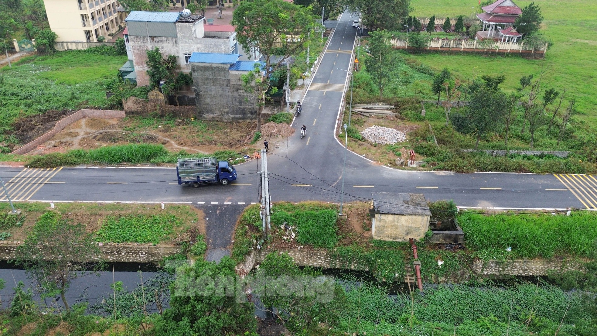 Cận cảnh tai nạn giao thông Chương Mỹ tại dự án đường dang dở gây tử vong - Ảnh 3.