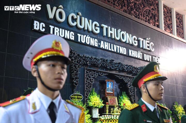 Lễ tang Trung tướng Khuất Duy Tiến: Vị Anh hùng Lực lượng Vũ trang Nhân dân - Ảnh 3.