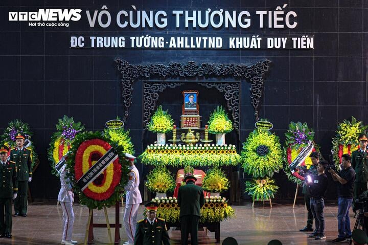 Lễ tang Trung tướng Khuất Duy Tiến: Vị Anh hùng Lực lượng Vũ trang Nhân dân - Ảnh 2.