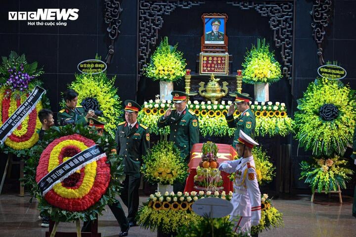 Lễ tang Trung tướng Khuất Duy Tiến: Vị Anh hùng Lực lượng Vũ trang Nhân dân - Ảnh 14.