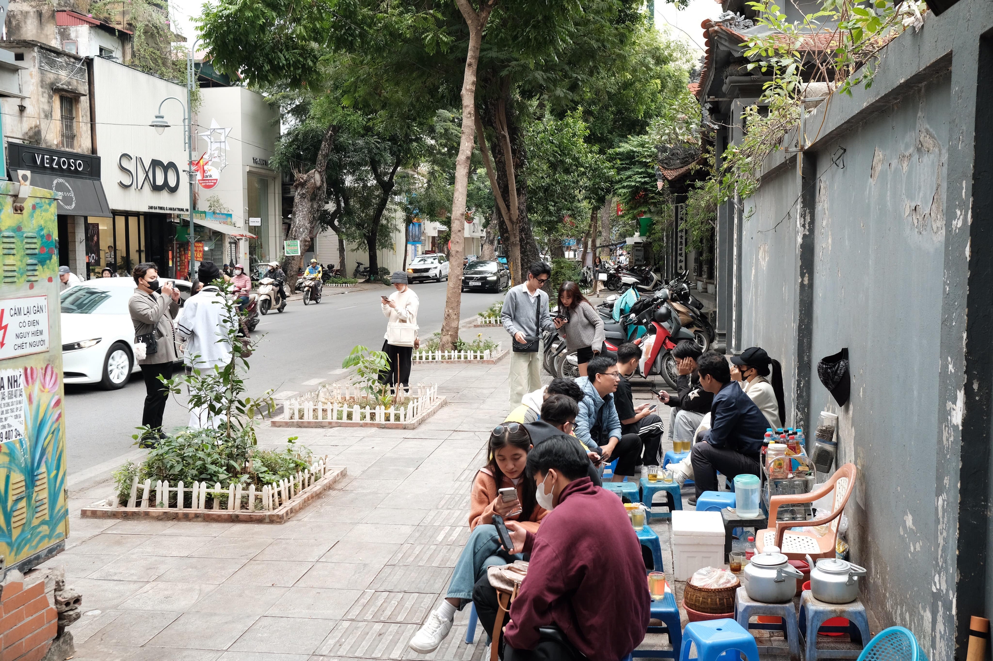 Đã tìm ra quán trà đá Sơn Tùng ngồi, rất nhiều người tranh thủ tới trải  nghiệm