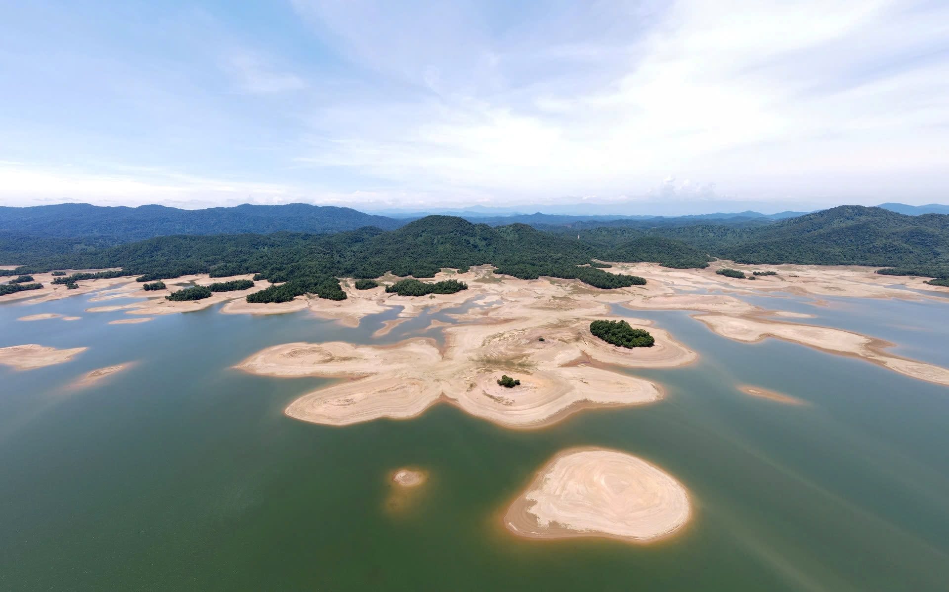 S&acirc;n bay d&atilde; chiến nằm ẩn m&igrave;nh dưới c&ocirc;ng tr&igrave;nh thuỷ lợi đẹp nhất nh&igrave; Việt Nam: huy động nhiều cỗ m&aacute;y nặng 40 tấn, 10.000 người ng&agrave;y đ&ecirc;m x&acirc;y dựng "thần tốc", 10 năm thi c&ocirc;ng r&uacute;t ngắn xuống 3 năm - Ảnh 1.